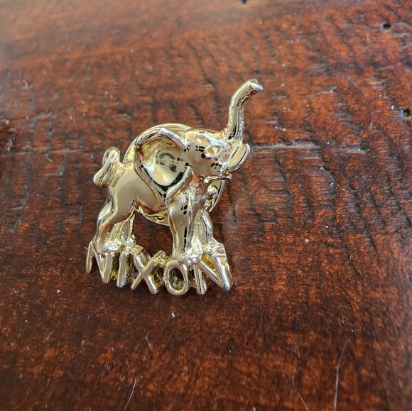 Vintage Nixon Pin - Picture 3 of 3
